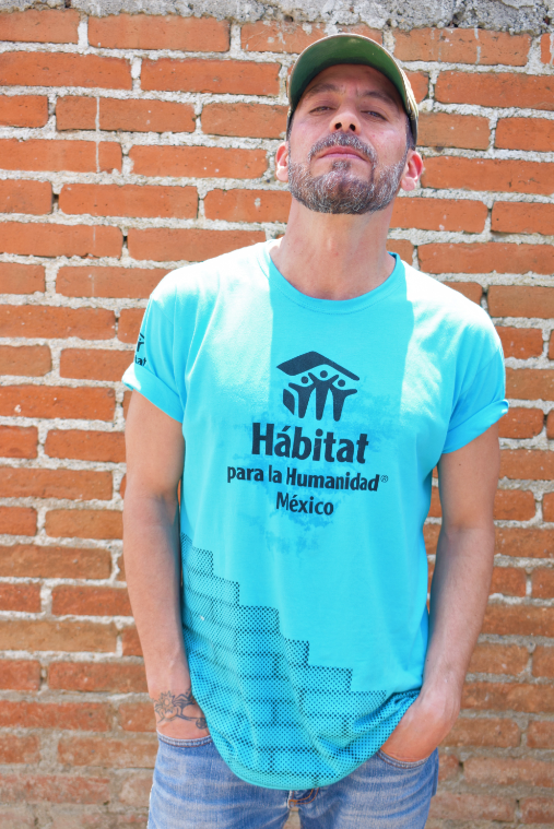 Miguel Islas como voluntario para Hábitat para la Humanidad México